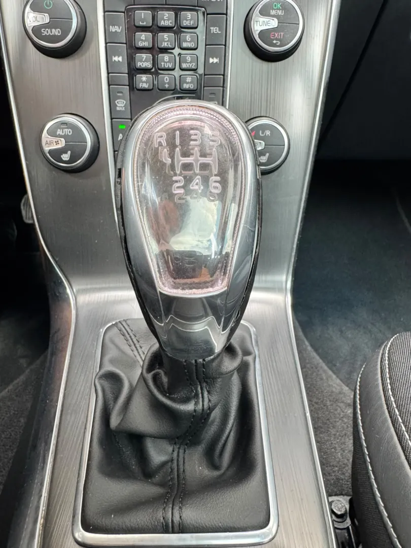 Cumpara/ Vinde online Volvo V40 2012 SH, la cel mai bun pret pentru tine!