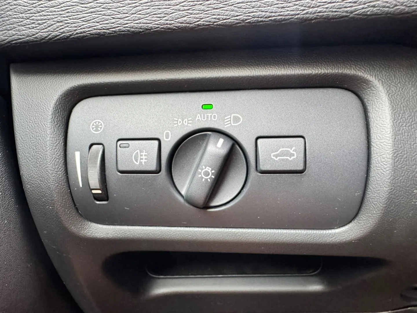 Cumpara/ Vinde online Volvo V40 2012 SH, la cel mai bun pret pentru tine!