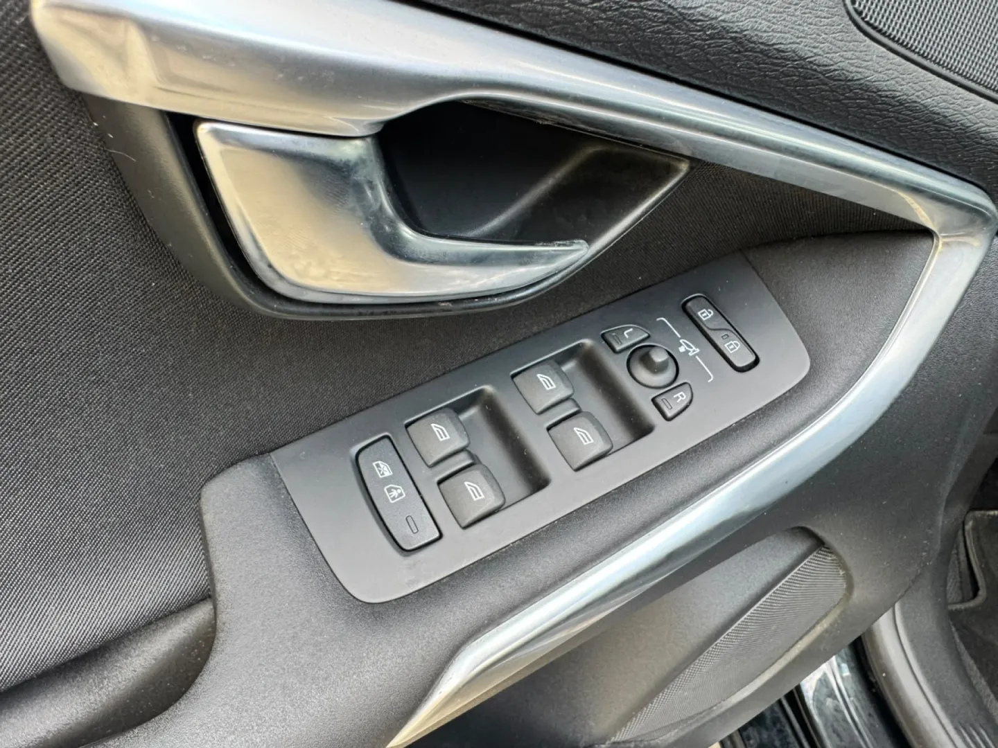 Cumpara/ Vinde online Volvo V40 2012 SH, la cel mai bun pret pentru tine!