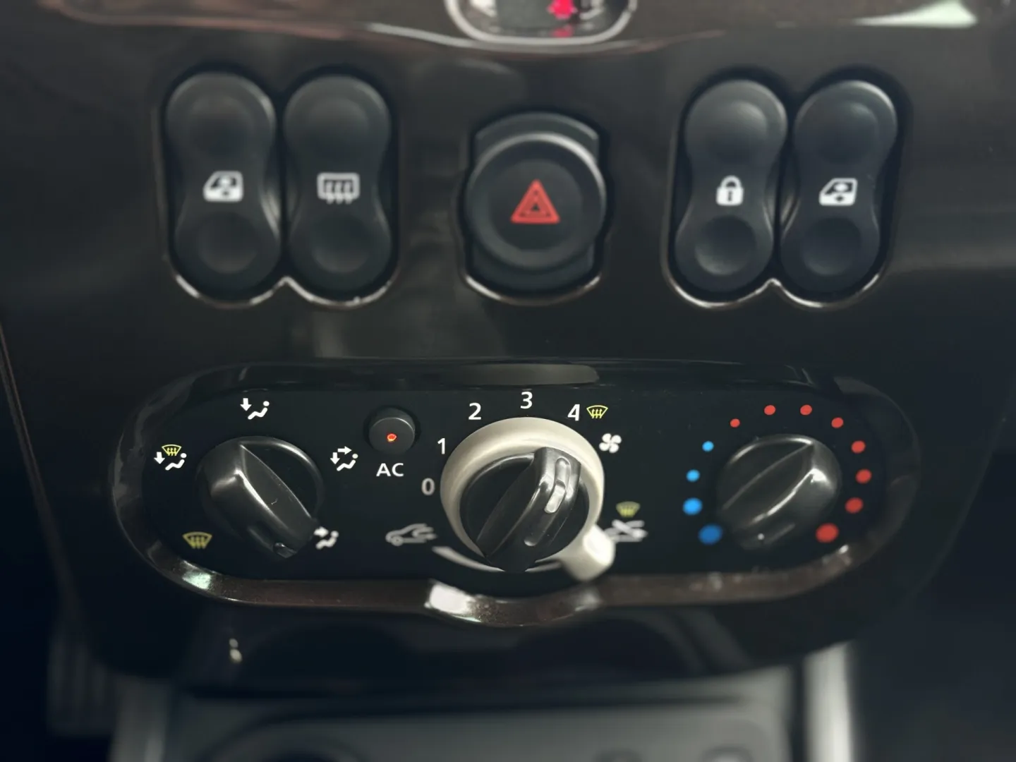 Cumpara/ Vinde online Dacia Duster 2011 SH, la cel mai bun pret pentru tine!