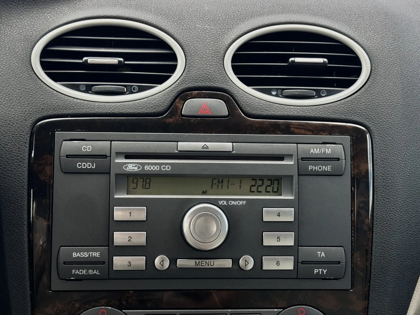 Cumpara/ Vinde online Ford Focus 2005 SH, la cel mai bun pret pentru tine!