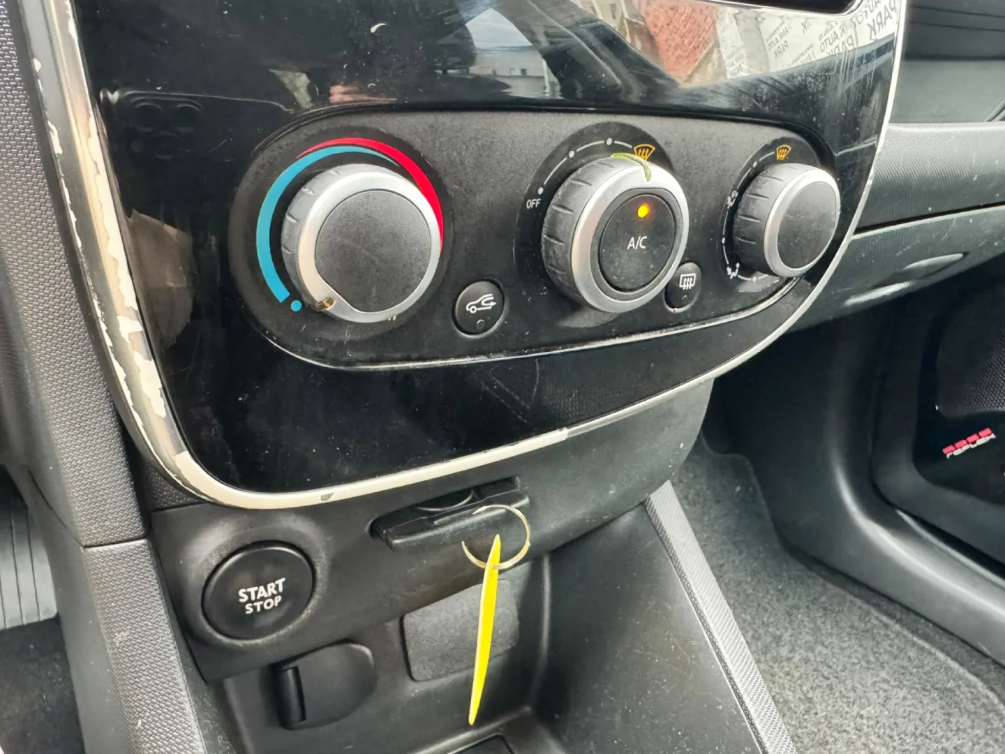Cumpara/ Vinde online Renault  Clio 2015 SH, la cel mai bun pret pentru tine!
