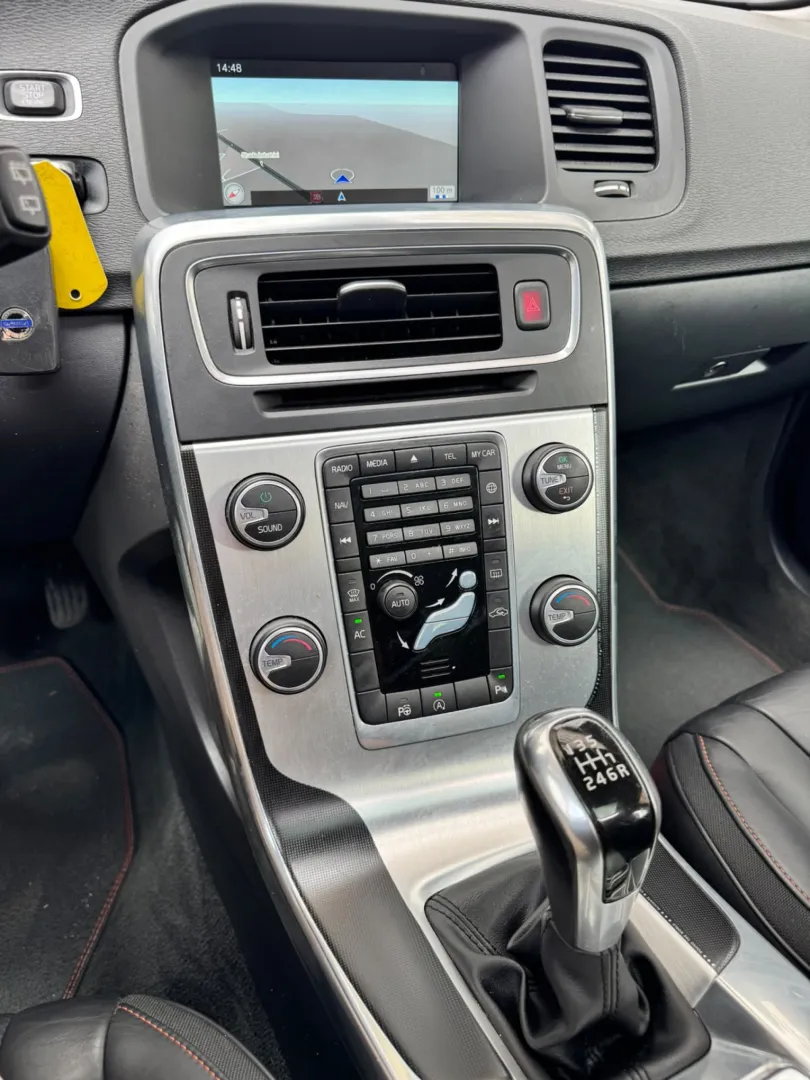 Cumpara/ Vinde online Volvo V60 2015 SH, la cel mai bun pret pentru tine!