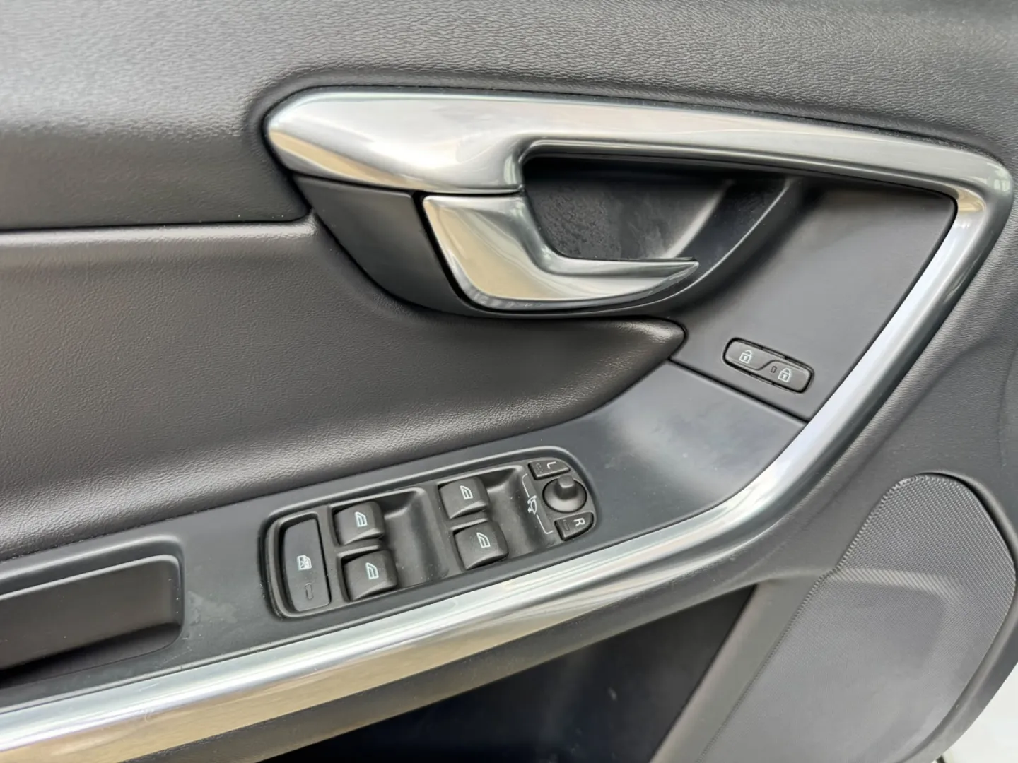 Cumpara/ Vinde online Volvo V60 2015 SH, la cel mai bun pret pentru tine!