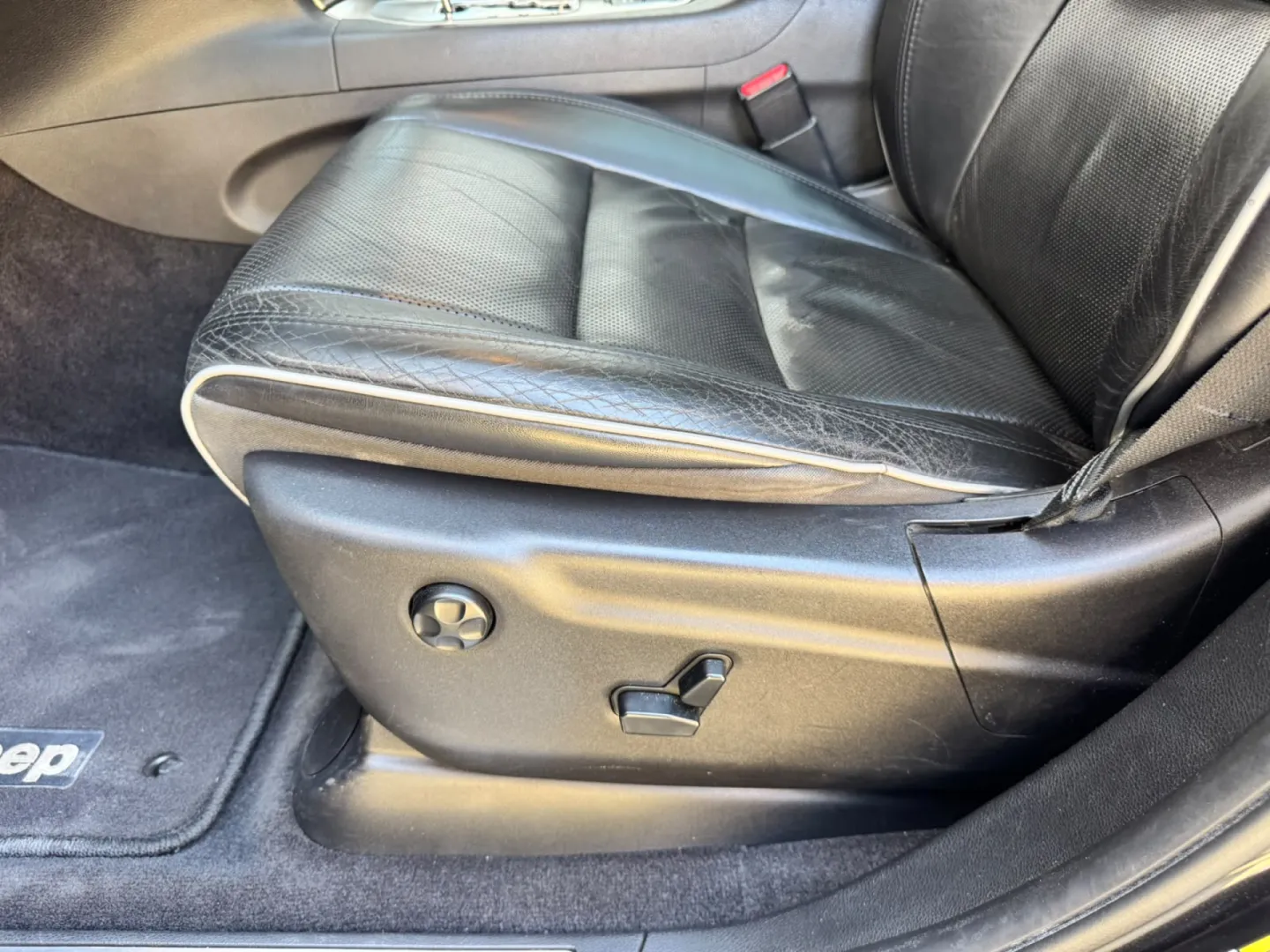 Cumpara/ Vinde online Jeep Grand Cherokee 2012 SH, la cel mai bun pret pentru tine!