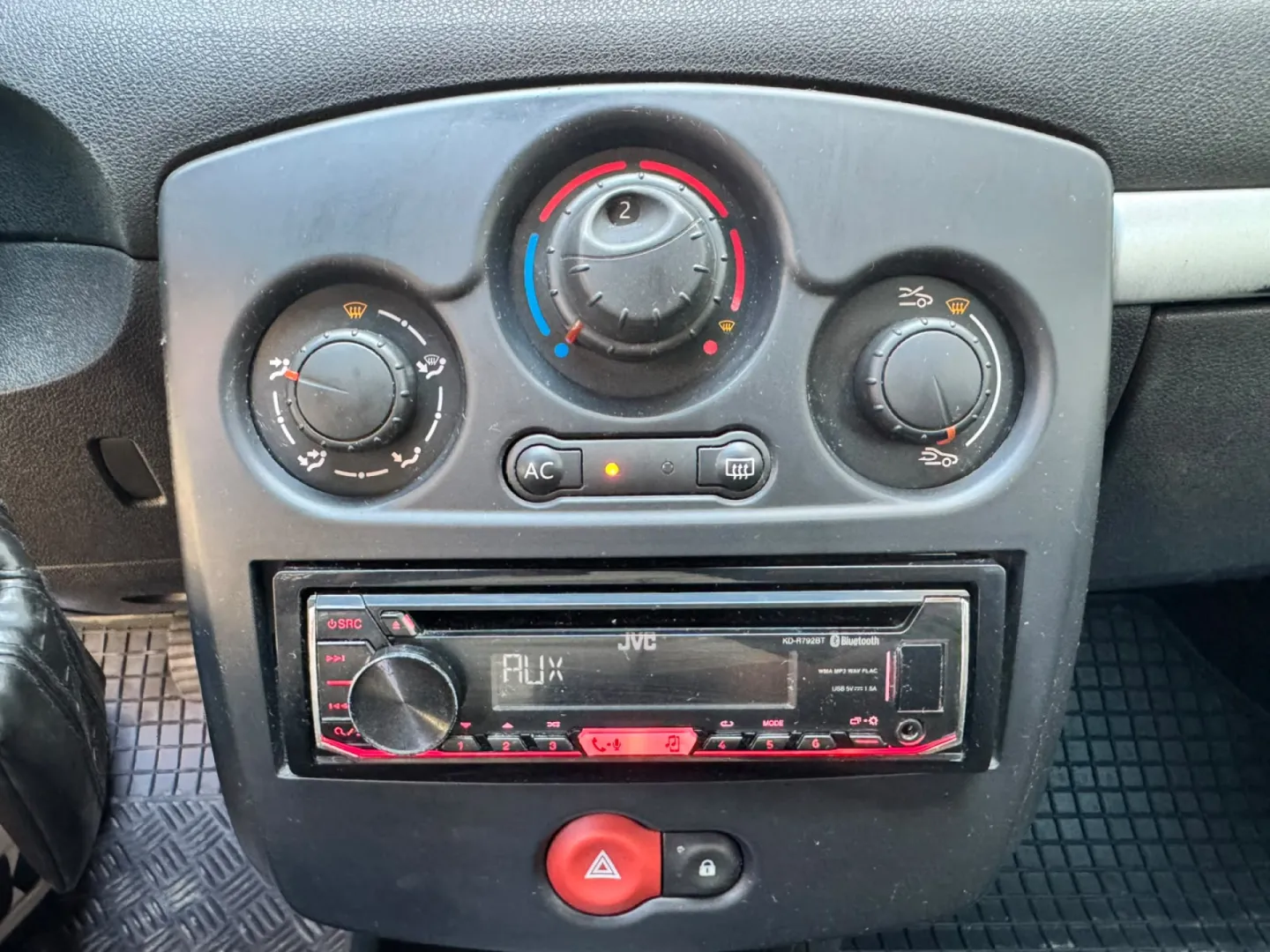 Cumpara/ Vinde online Renault  Clio 2009 SH, la cel mai bun pret pentru tine!