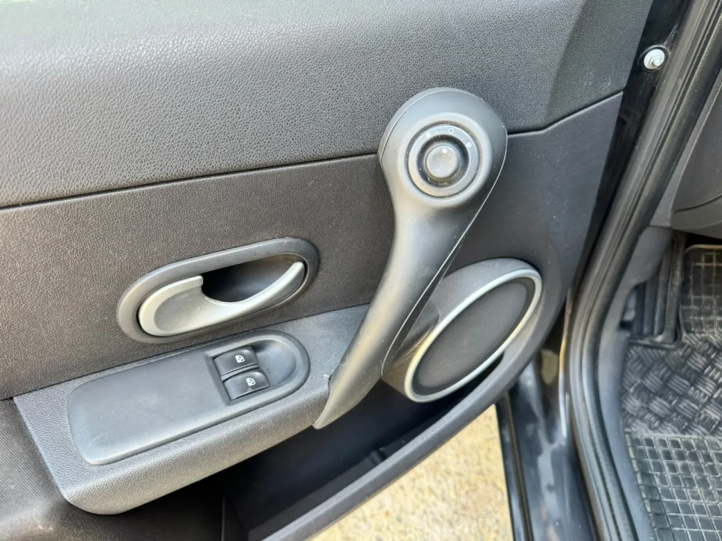 Cumpara/ Vinde online Renault  Clio 2009 SH, la cel mai bun pret pentru tine!