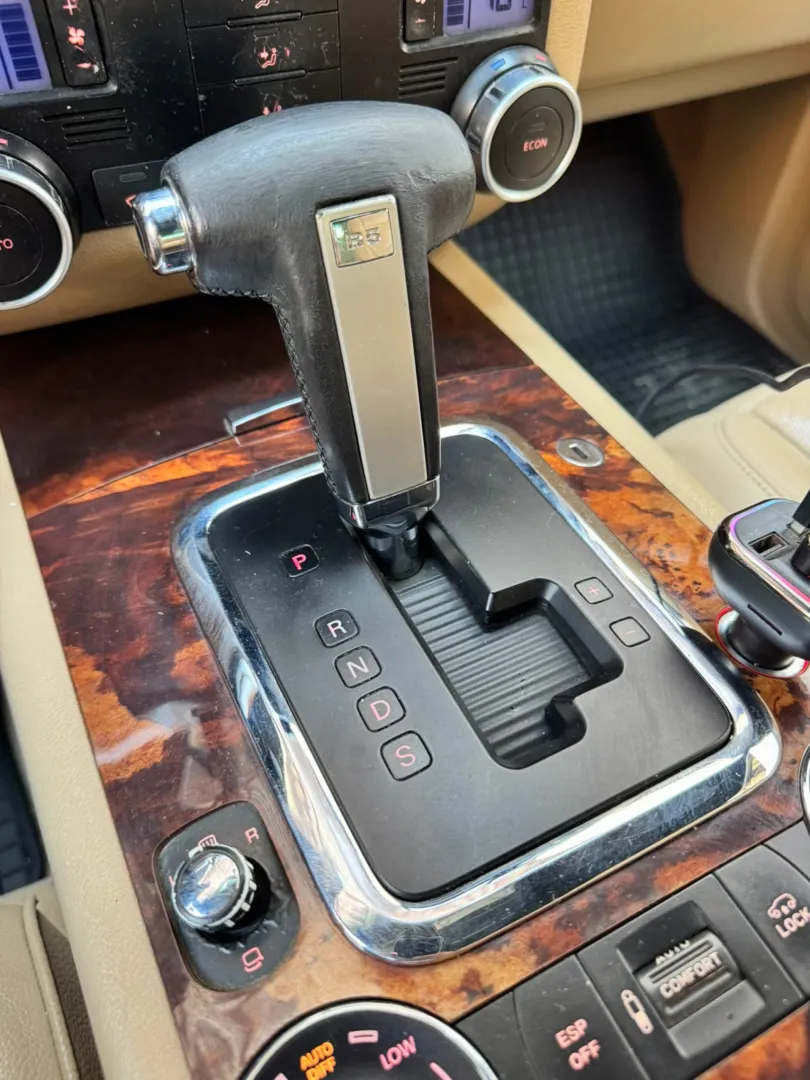 Cumpara/ Vinde online Volkswagen Touareg 2006 SH, la cel mai bun pret pentru tine!