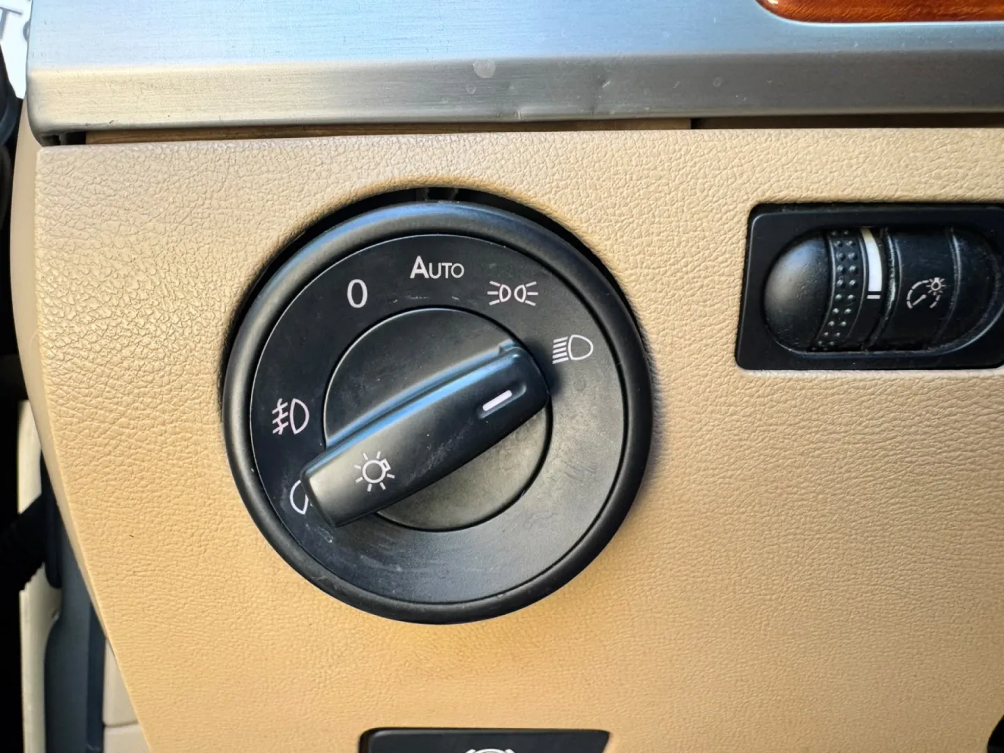 Cumpara/ Vinde online Volkswagen Touareg 2006 SH, la cel mai bun pret pentru tine!