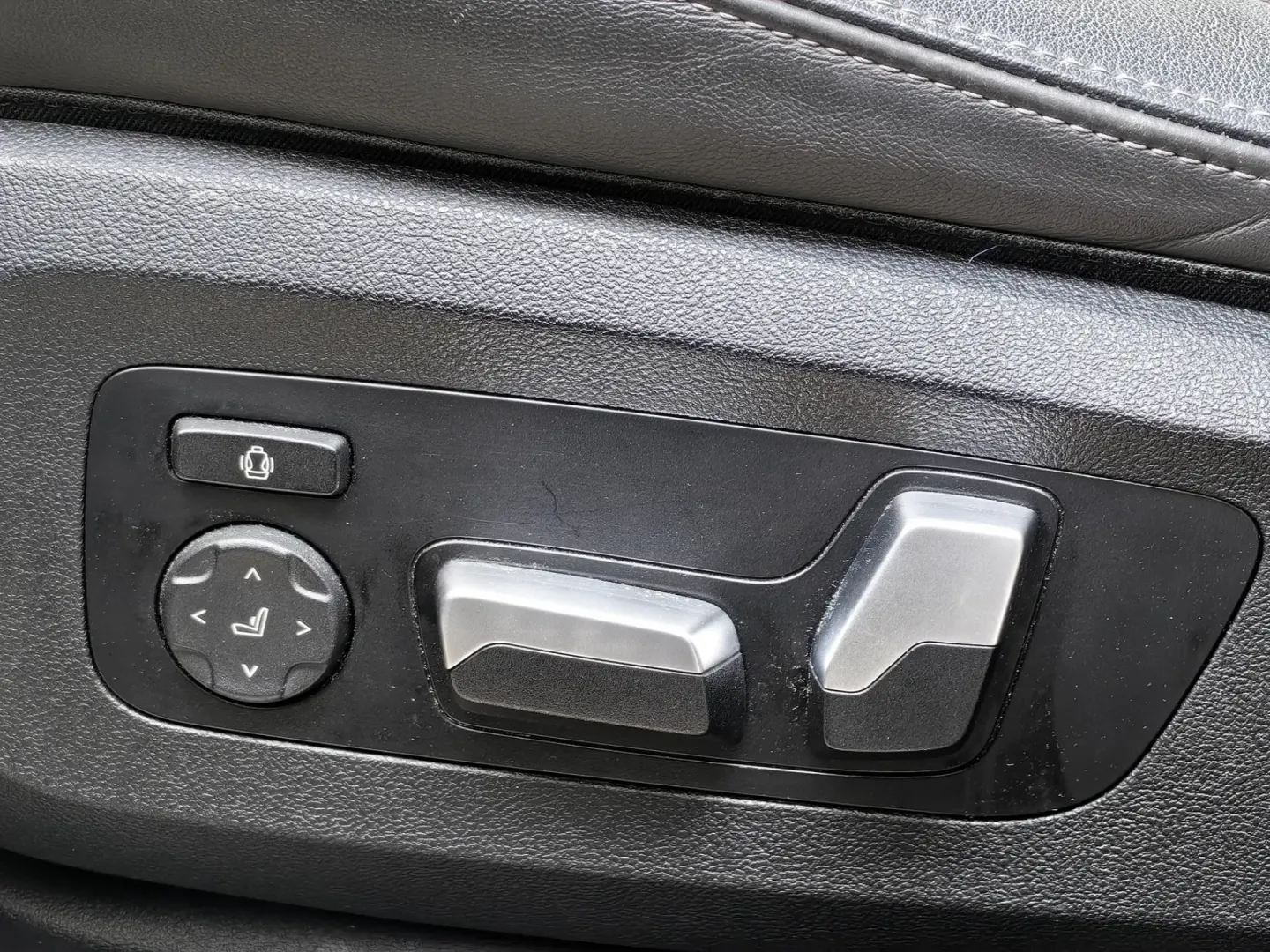 Cumpara/ Vinde online BMW X6 2023 SH, la cel mai bun pret pentru tine!
