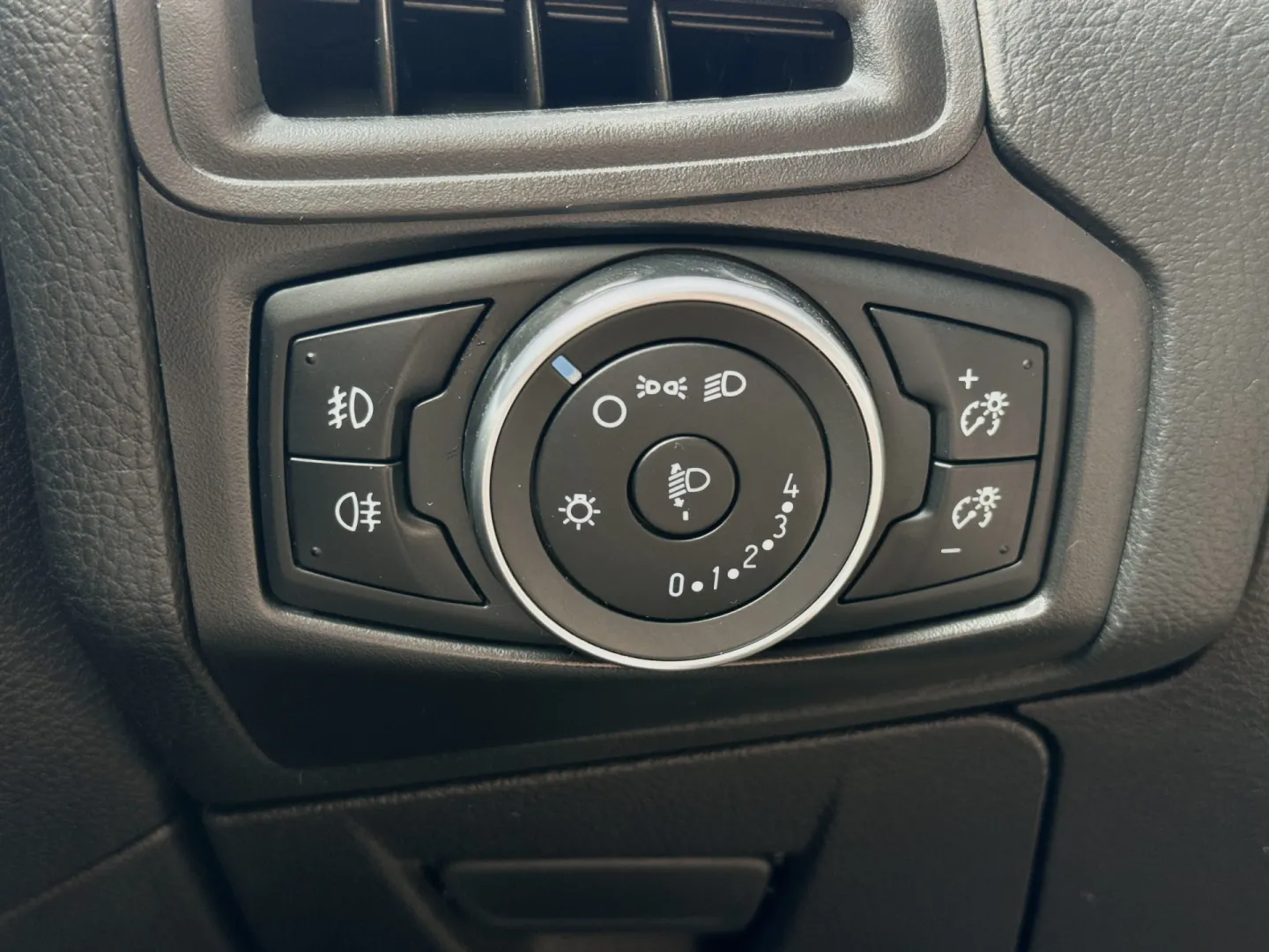 Cumpara/ Vinde online Ford Focus 2015 SH, la cel mai bun pret pentru tine!