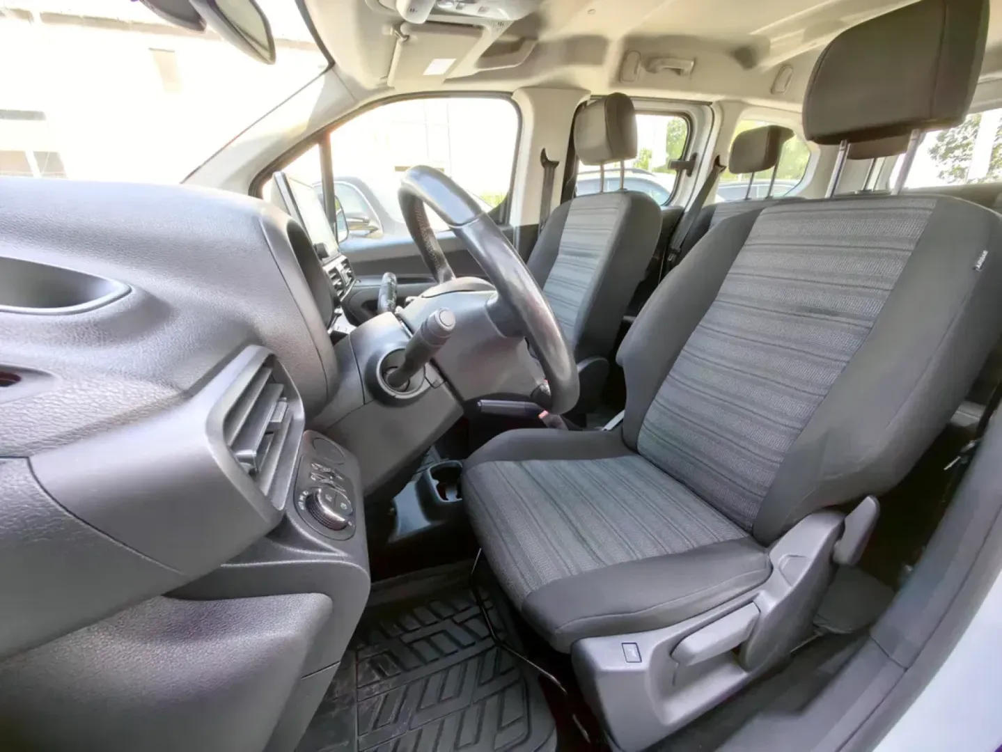 Cumpara/ Vinde online Opel Combo 2022 SH, la cel mai bun pret pentru tine!
