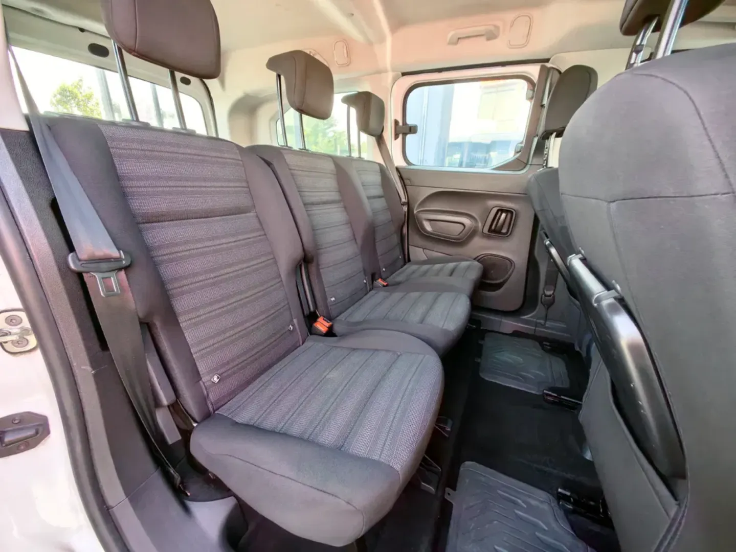 Cumpara/ Vinde online Opel Combo 2022 SH, la cel mai bun pret pentru tine!