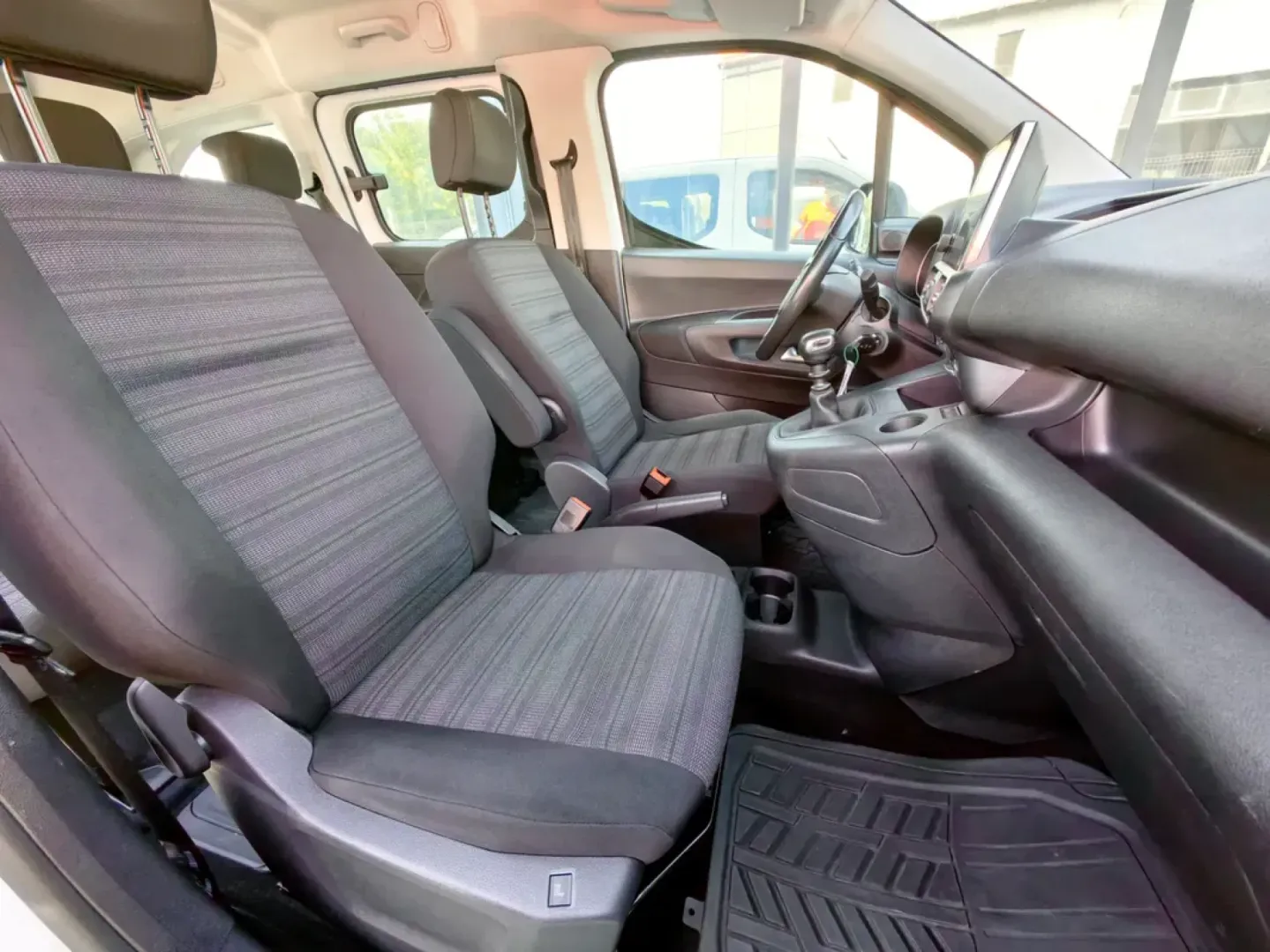 Cumpara/ Vinde online Opel Combo 2022 SH, la cel mai bun pret pentru tine!
