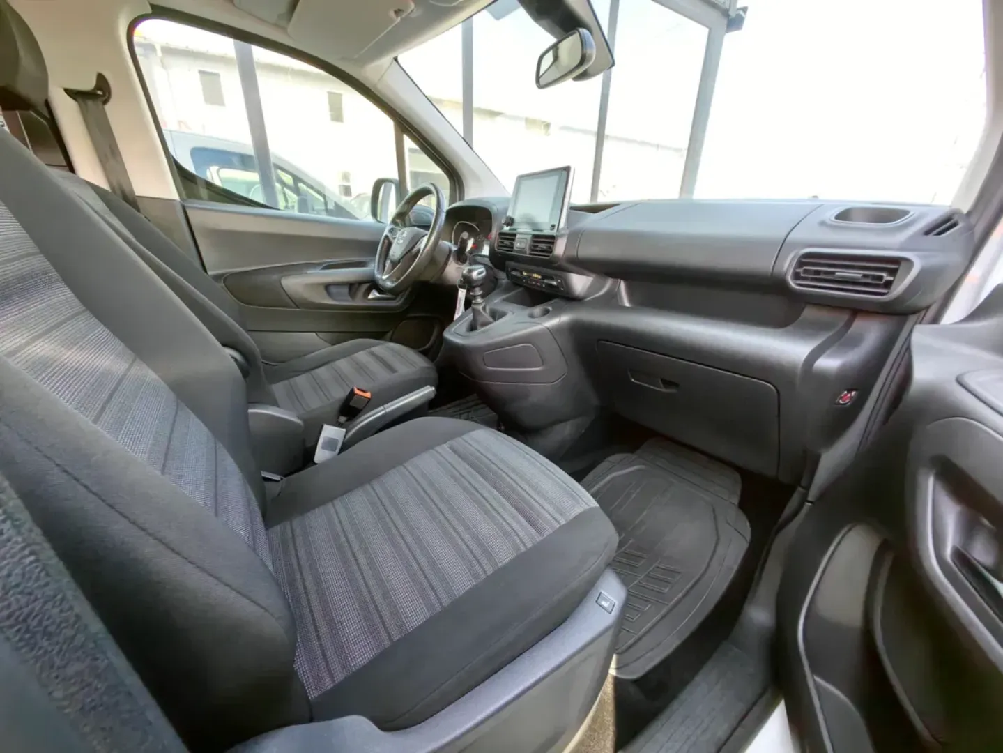 Cumpara/ Vinde online Opel Combo 2022 SH, la cel mai bun pret pentru tine!