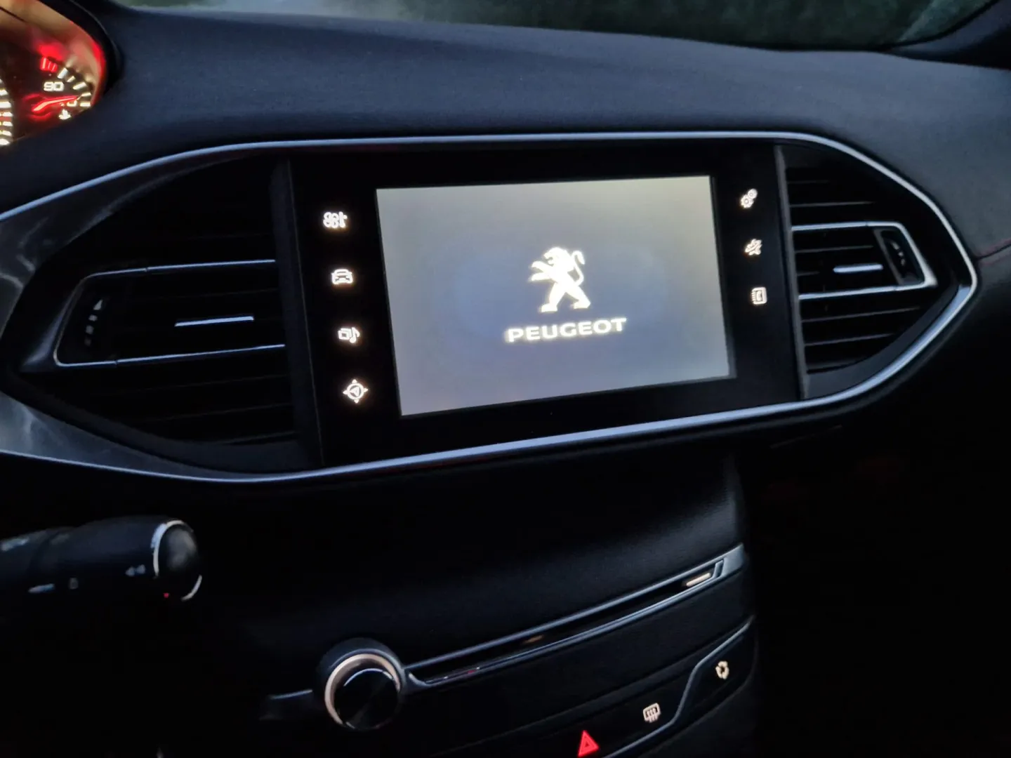 Cumpara/ Vinde online Peugeot 308 2015 SH, la cel mai bun pret pentru tine!
