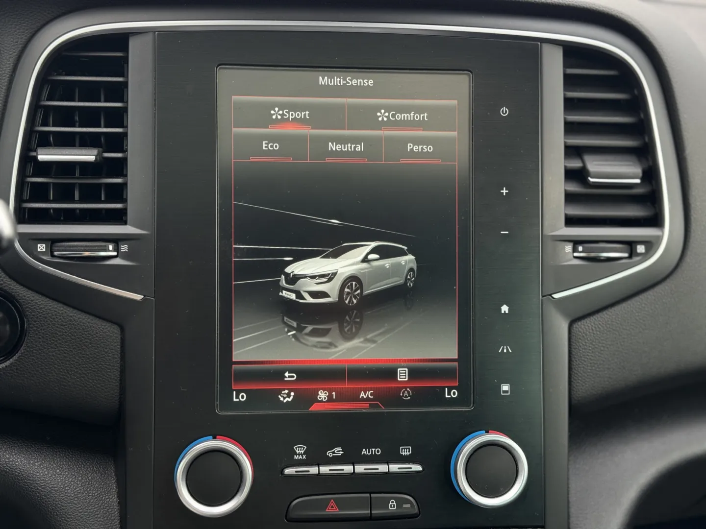 Cumpara/ Vinde online Renault  Megane 2017 SH, la cel mai bun pret pentru tine!