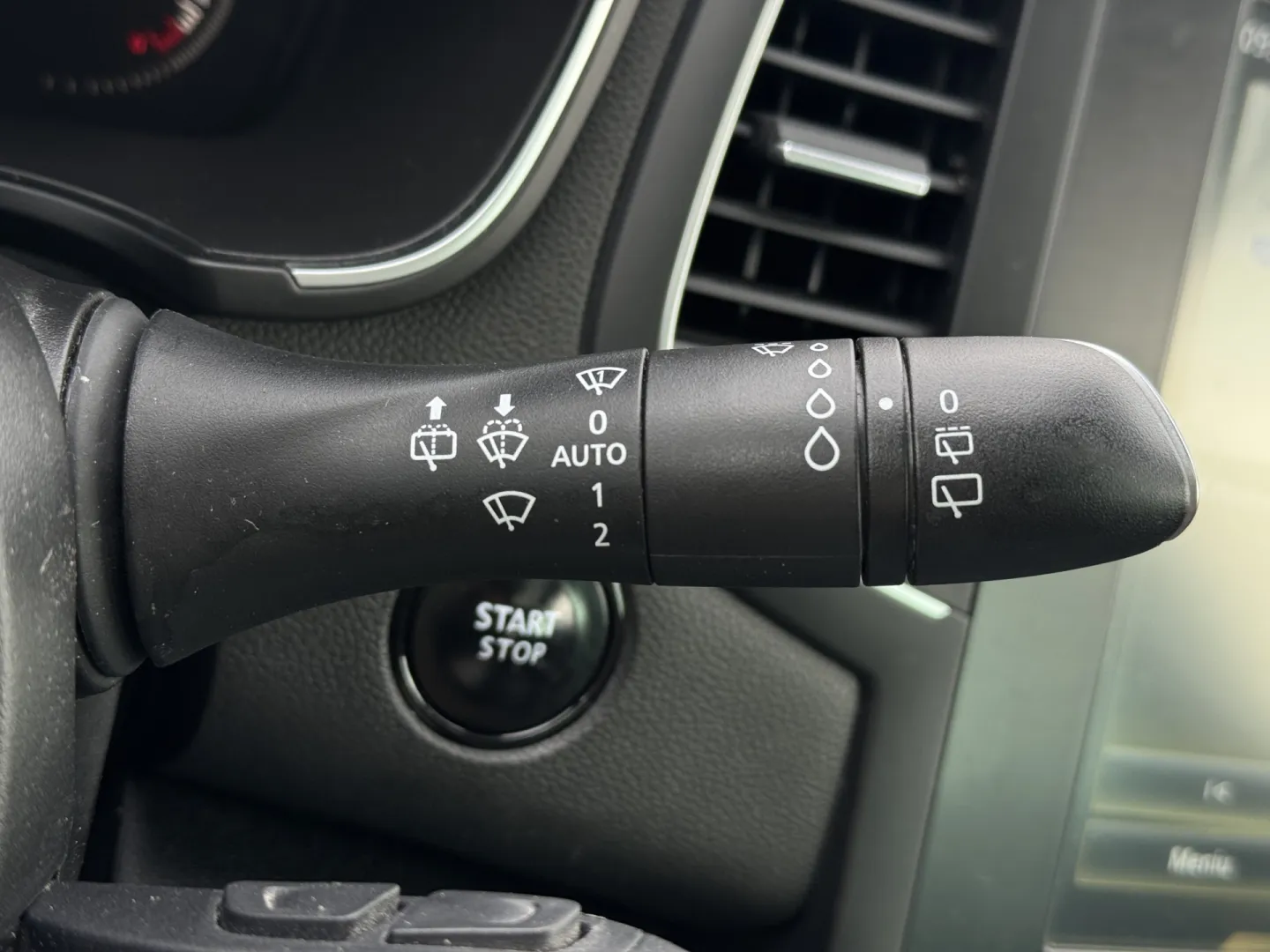 Cumpara/ Vinde online Renault  Megane 2017 SH, la cel mai bun pret pentru tine!