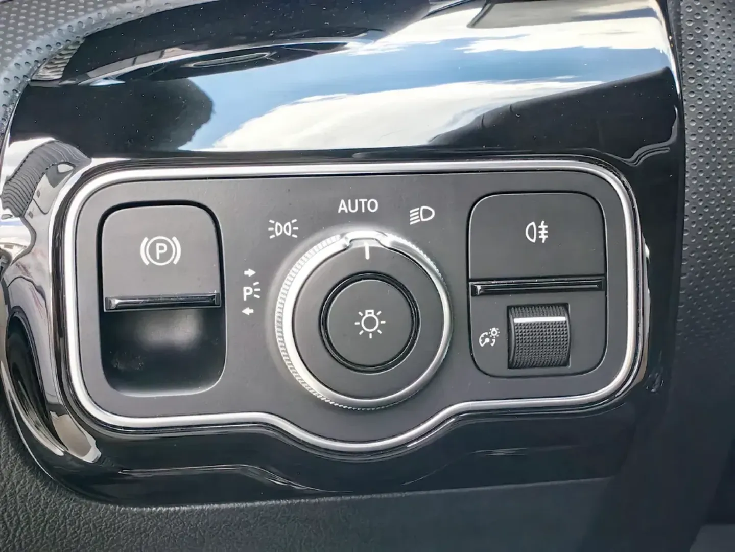 Cumpara/ Vinde online Mercedes-Benz 200 2020 SH, la cel mai bun pret pentru tine!