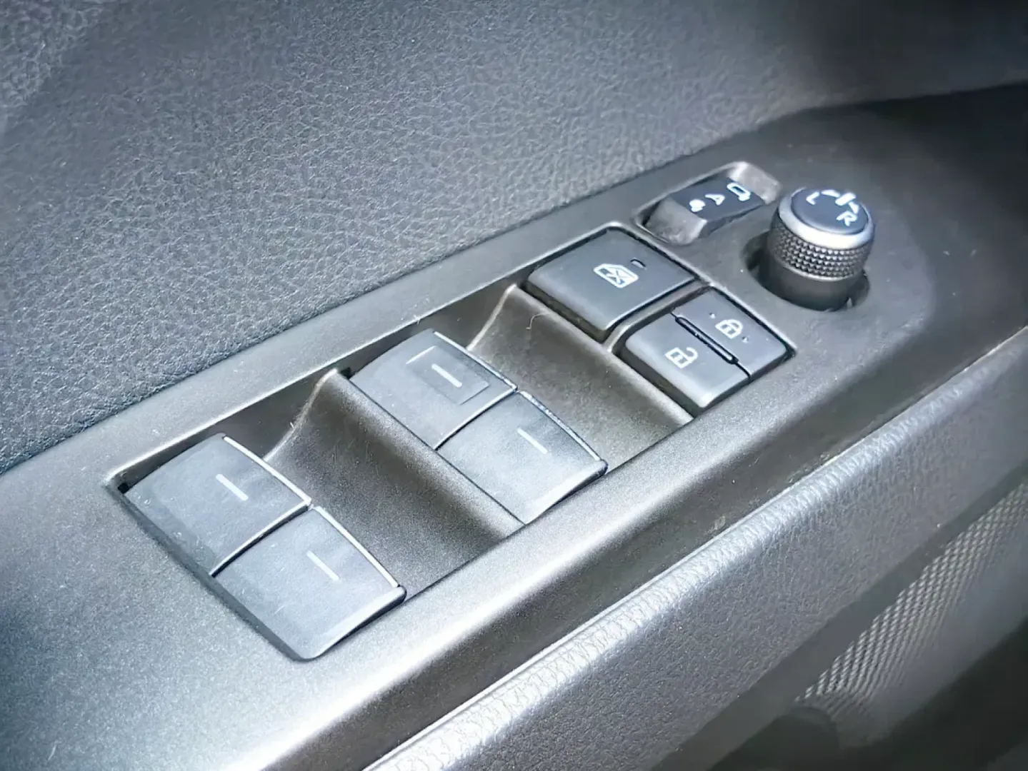 Cumpara/ Vinde online Toyota Camry 2023 SH, la cel mai bun pret pentru tine!