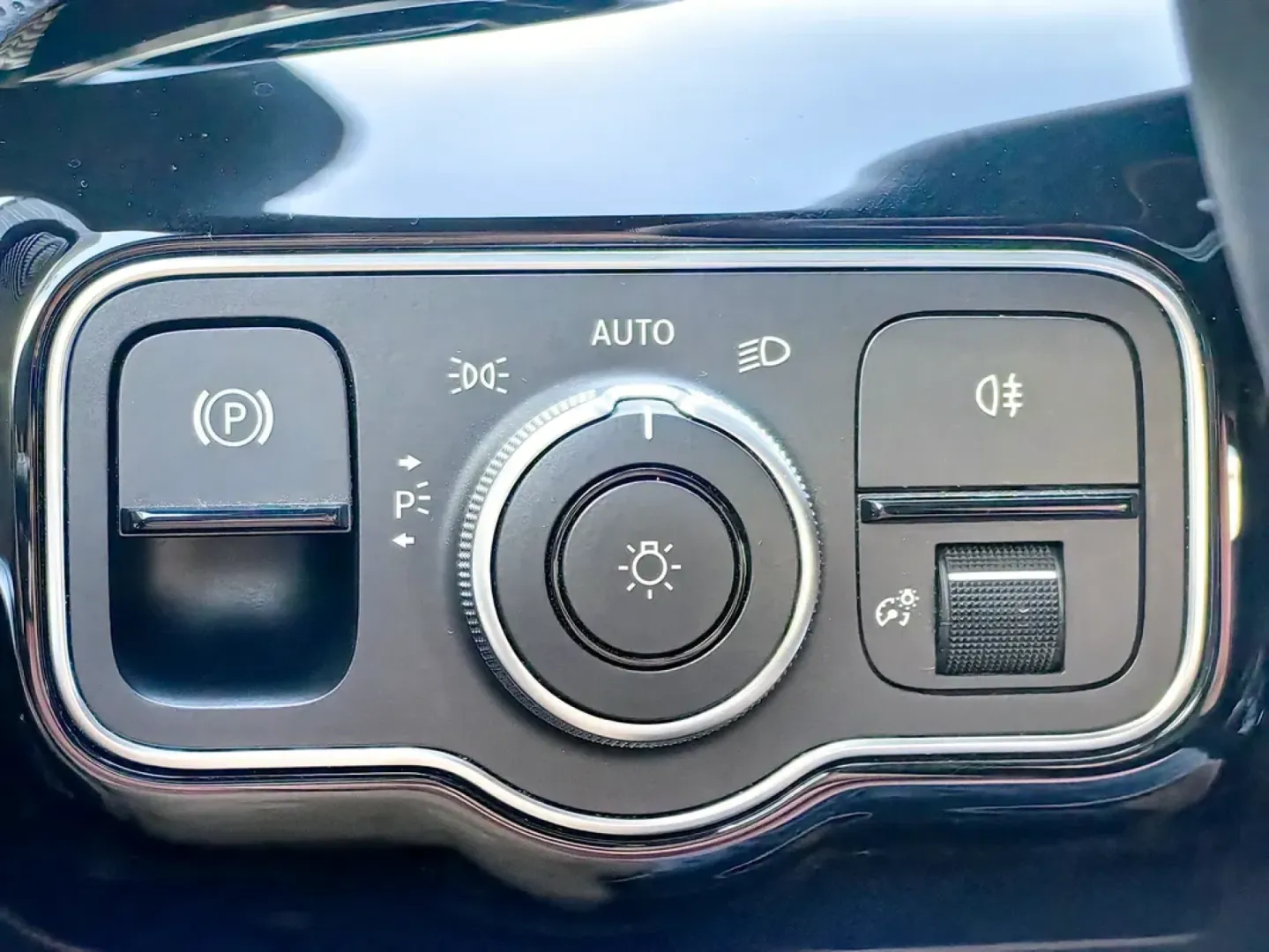 Cumpara/ Vinde online Mercedes-Benz 250 2023 SH, la cel mai bun pret pentru tine!
