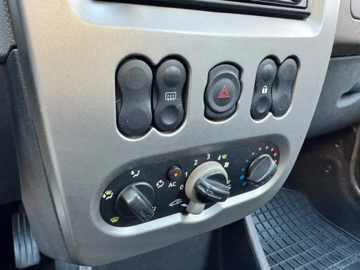 Cumpara/ Vinde online Dacia Sandero 2009 SH, la cel mai bun pret pentru tine!