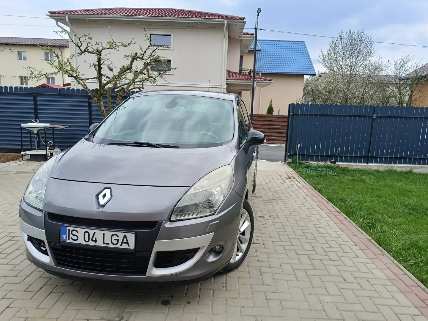 Cumpara/ Vinde online Renault  Grand Scenic 2011 SH, la cel mai bun pret pentru tine!