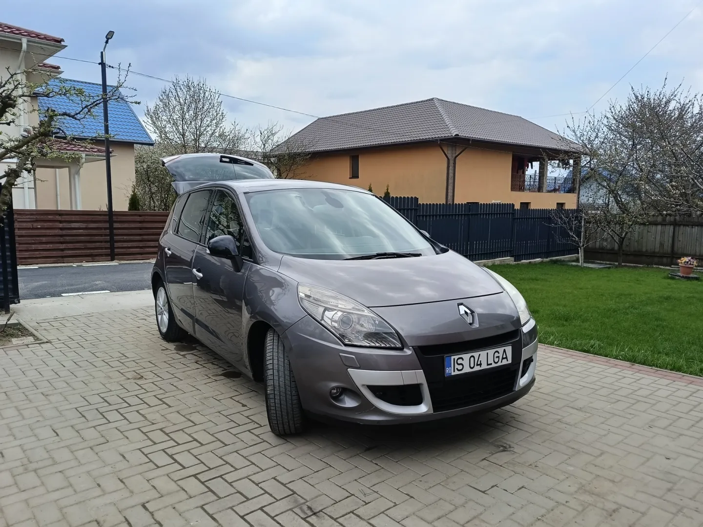 Cumpara/ Vinde online Renault  Grand Scenic 2011 SH, la cel mai bun pret pentru tine!