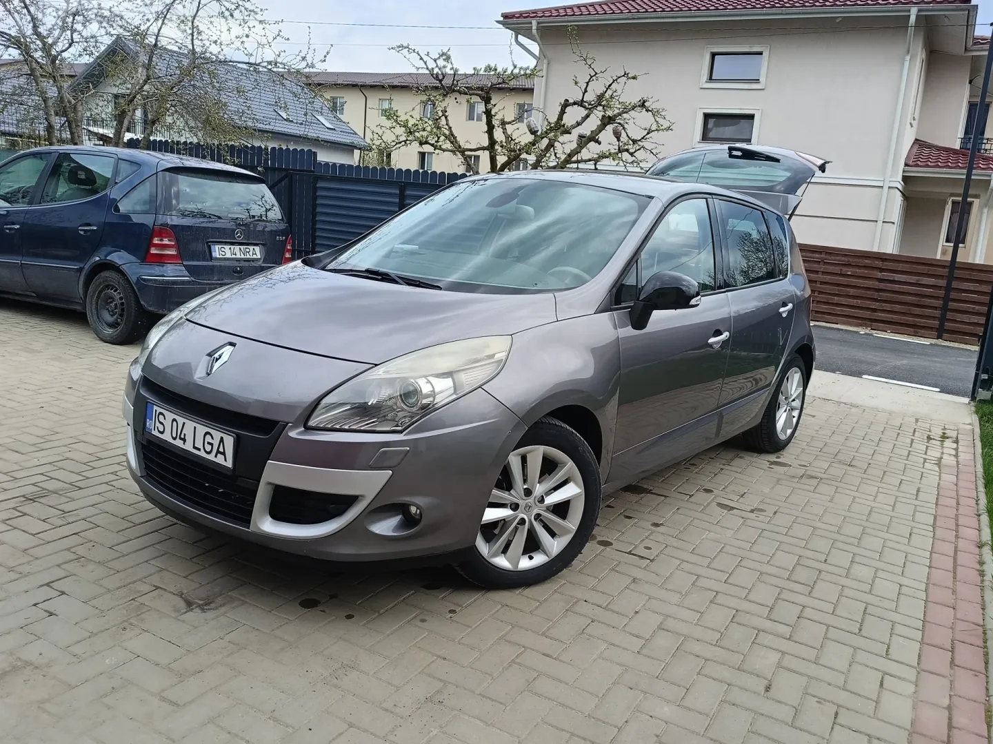 Cumpara/ Vinde online Renault  Grand Scenic 2011 SH, la cel mai bun pret pentru tine!