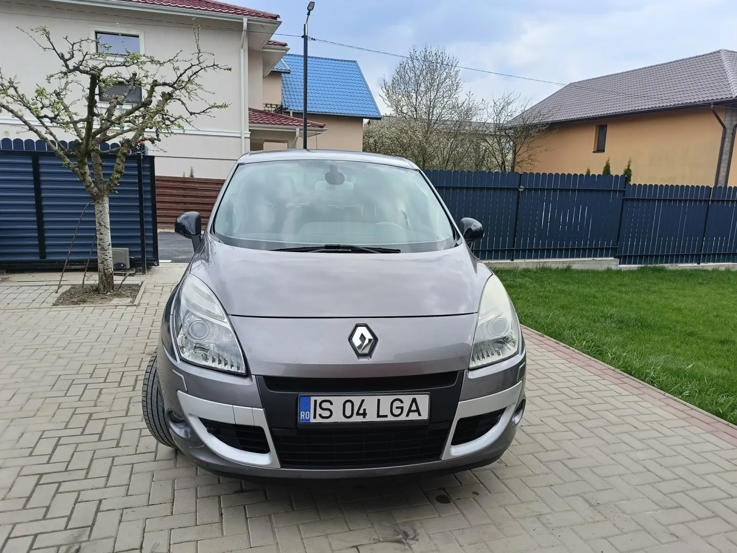 Cumpara/ Vinde online Renault  Grand Scenic 2011 SH, la cel mai bun pret pentru tine!