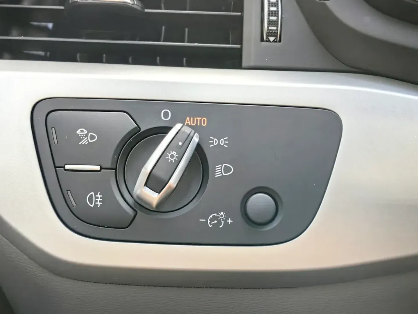 Cumpara/ Vinde online Audi A4 2021 SH, la cel mai bun pret pentru tine!