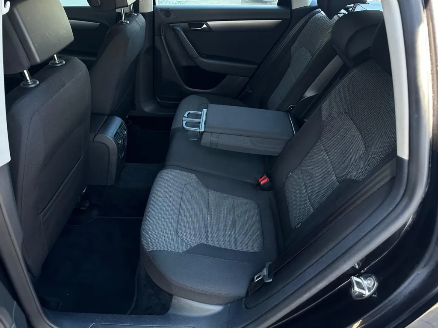 Cumpara/ Vinde online Volkswagen Passat 2011 SH, la cel mai bun pret pentru tine!