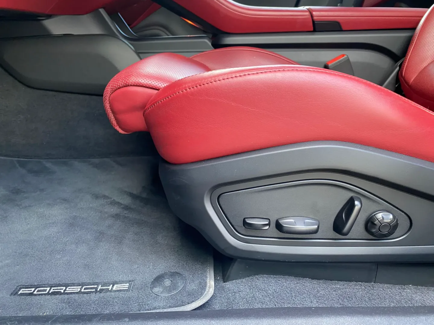 Cumpara/ Vinde online Porsche Taycan 2021 SH, la cel mai bun pret pentru tine!