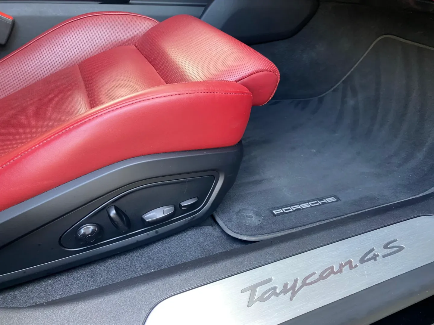 Cumpara/ Vinde online Porsche Taycan 2021 SH, la cel mai bun pret pentru tine!