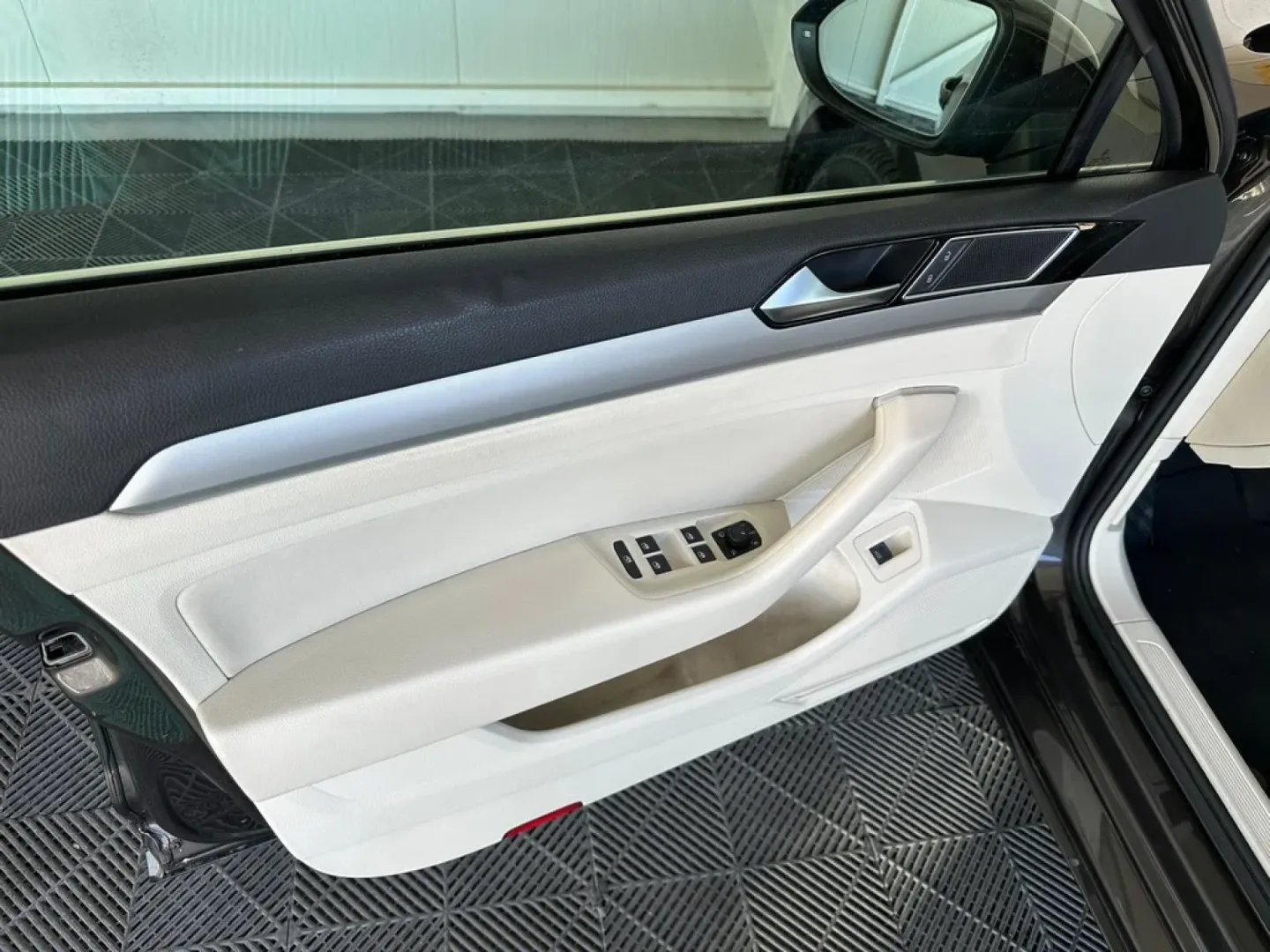 Cumpara/ Vinde online Volkswagen Passat 2017 SH, la cel mai bun pret pentru tine!