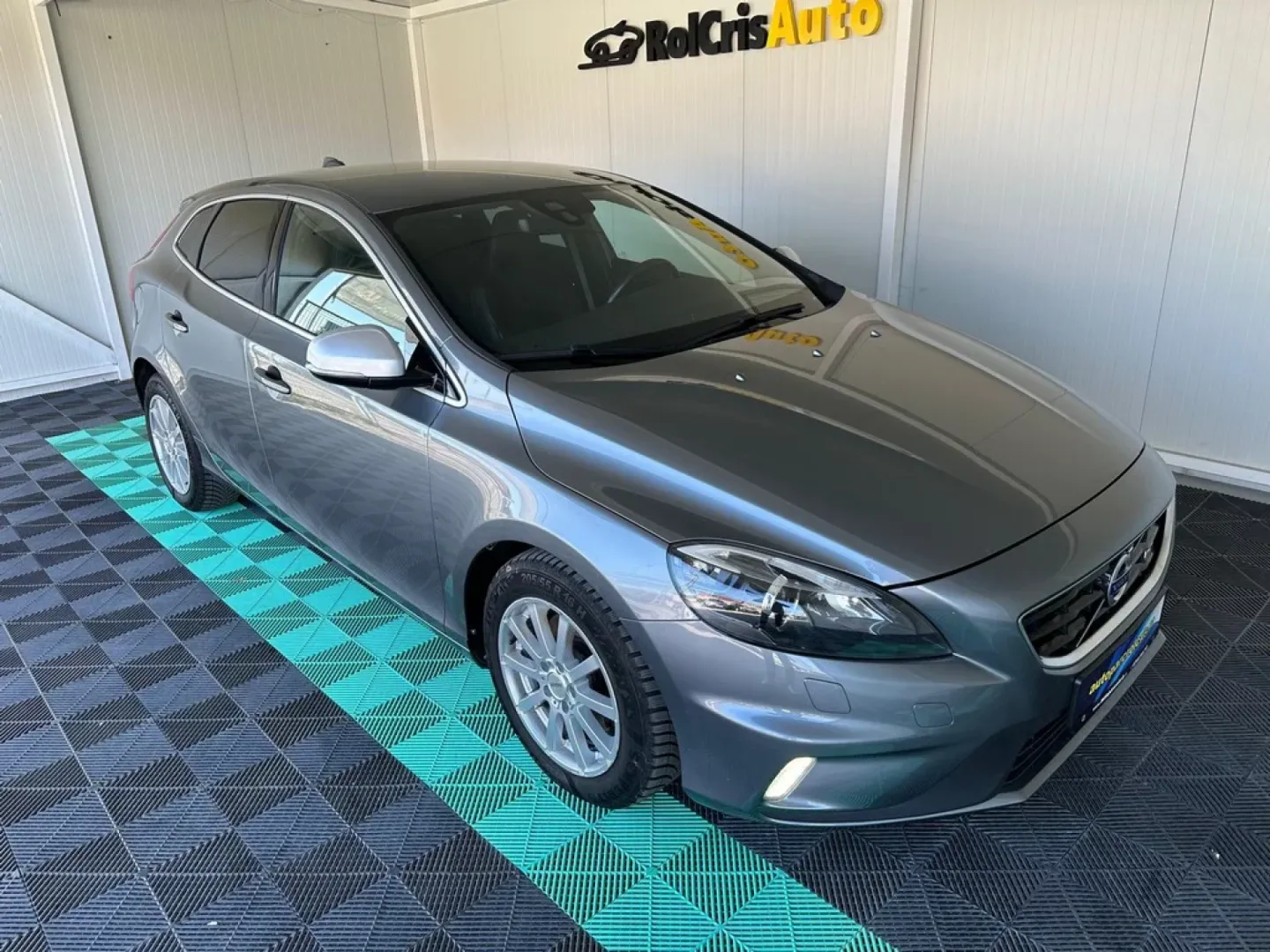 Cumpara/ Vinde online Volvo V40 2015 SH, la cel mai bun pret pentru tine!