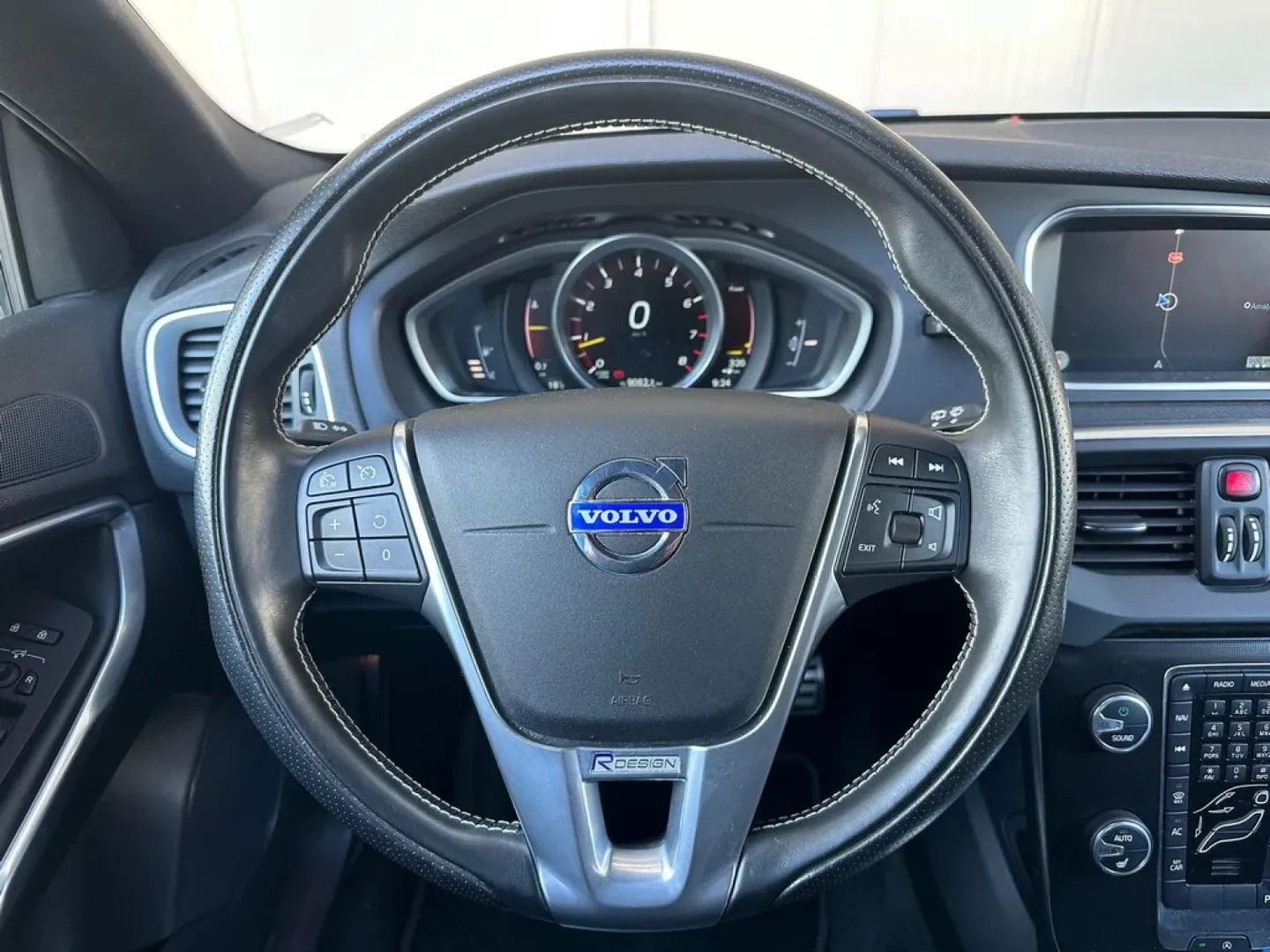 Cumpara/ Vinde online Volvo V40 2015 SH, la cel mai bun pret pentru tine!