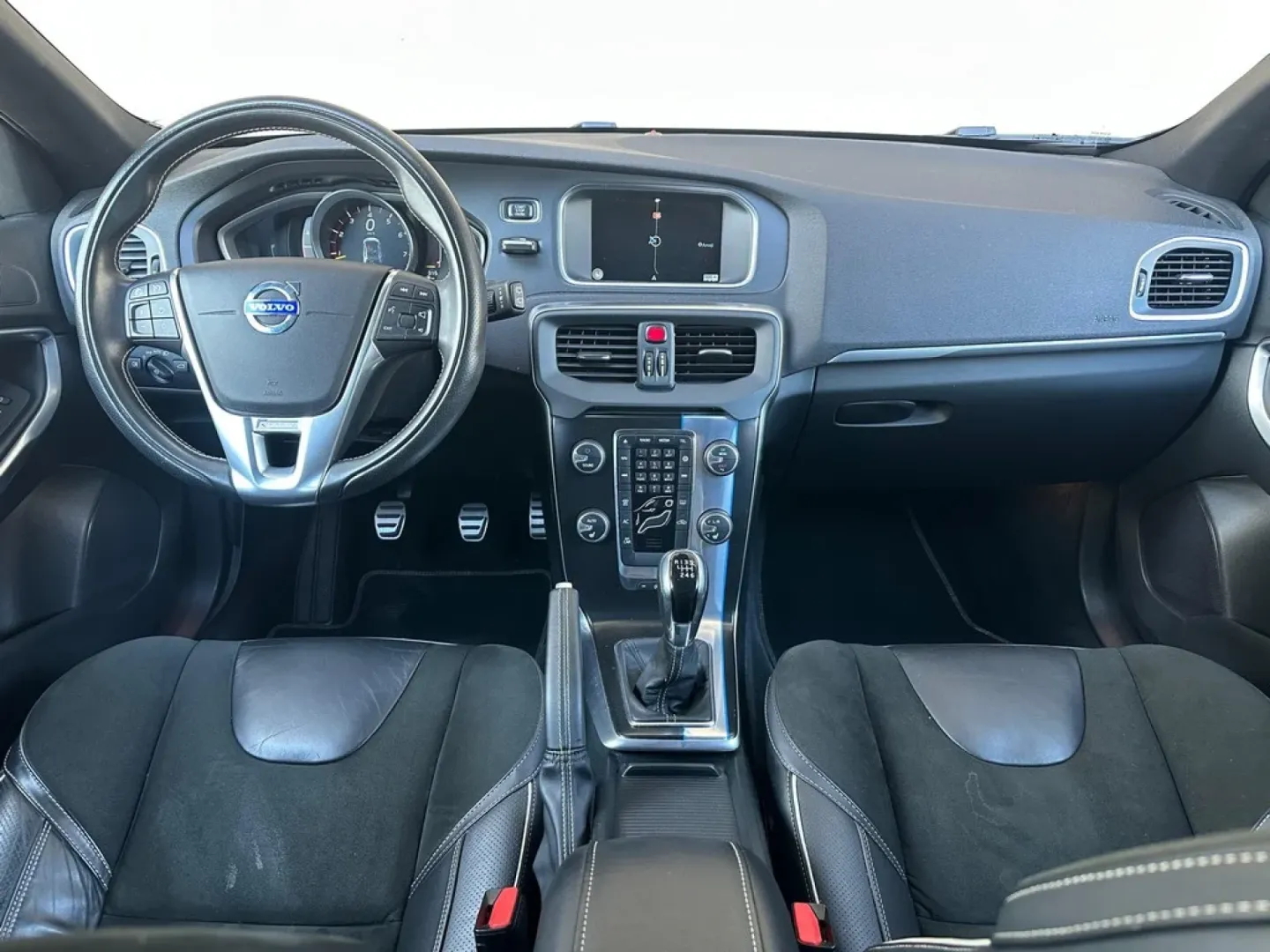 Cumpara/ Vinde online Volvo V40 2015 SH, la cel mai bun pret pentru tine!
