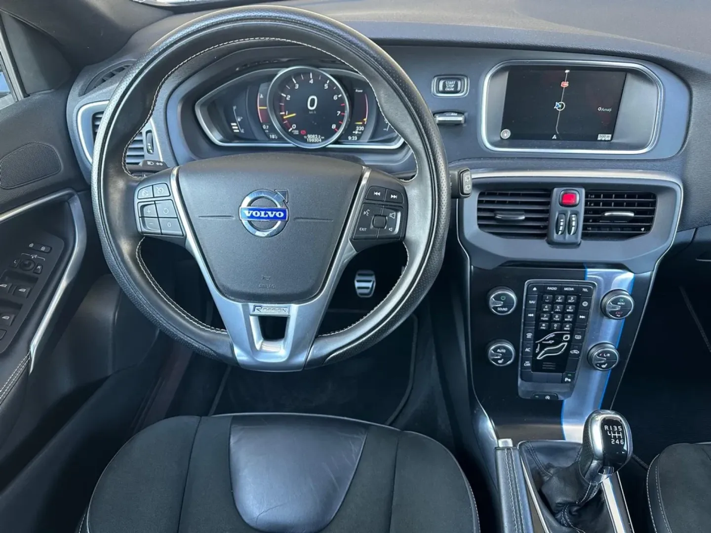 Cumpara/ Vinde online Volvo V40 2015 SH, la cel mai bun pret pentru tine!