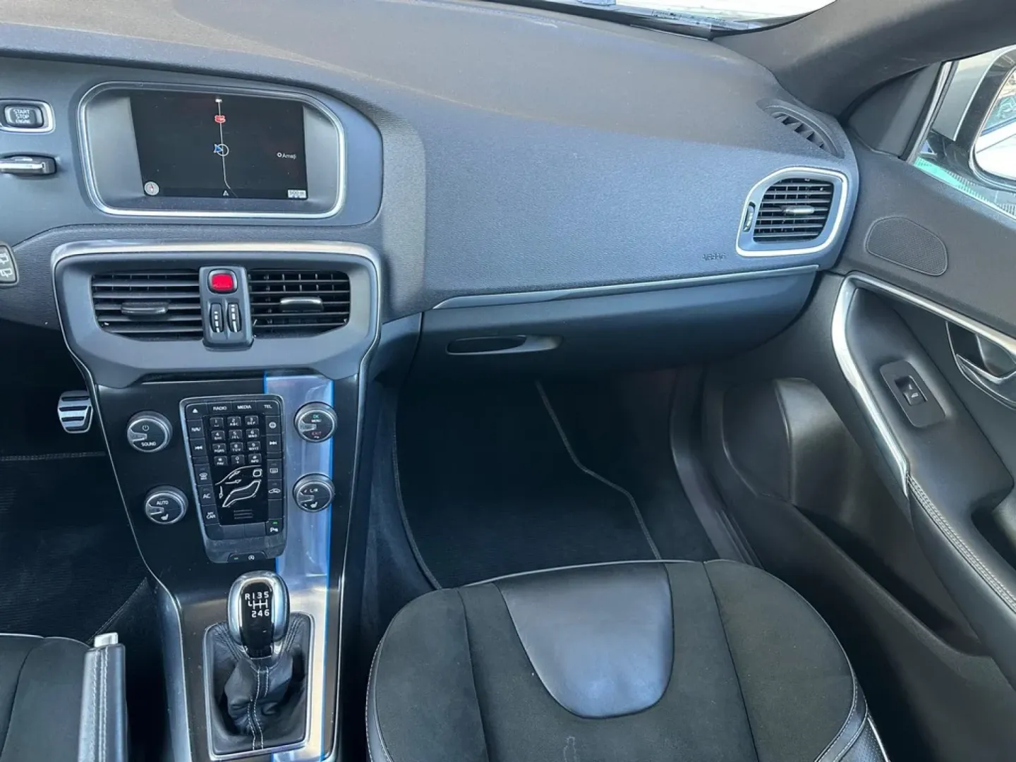 Cumpara/ Vinde online Volvo V40 2015 SH, la cel mai bun pret pentru tine!