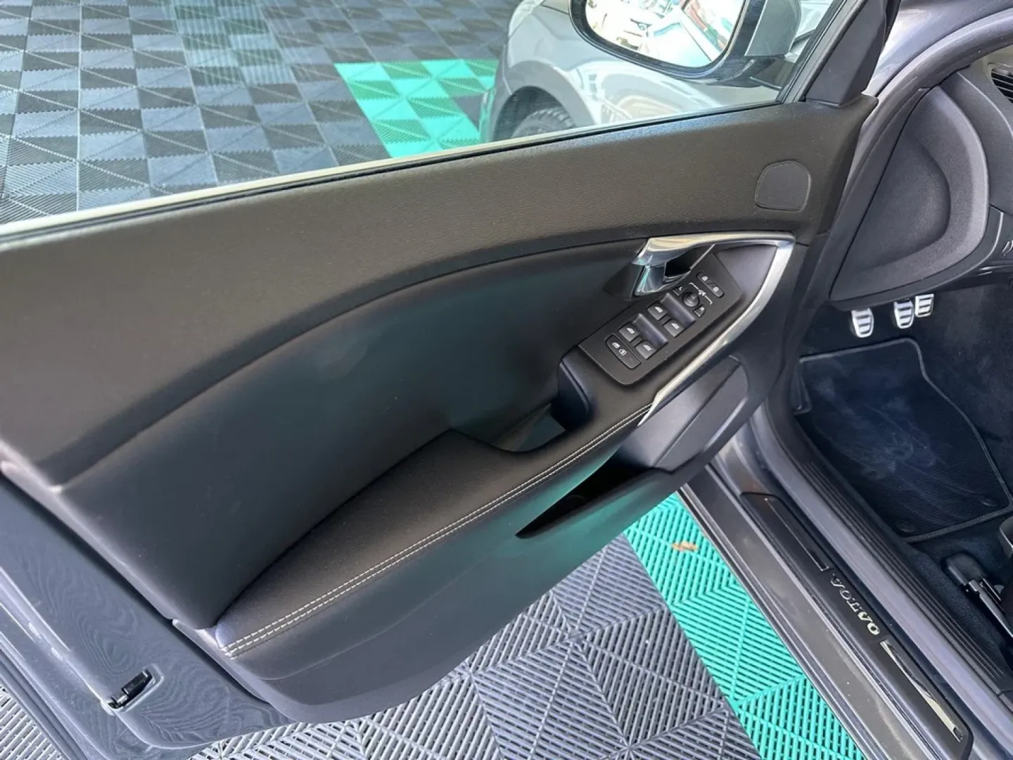 Cumpara/ Vinde online Volvo V40 2015 SH, la cel mai bun pret pentru tine!