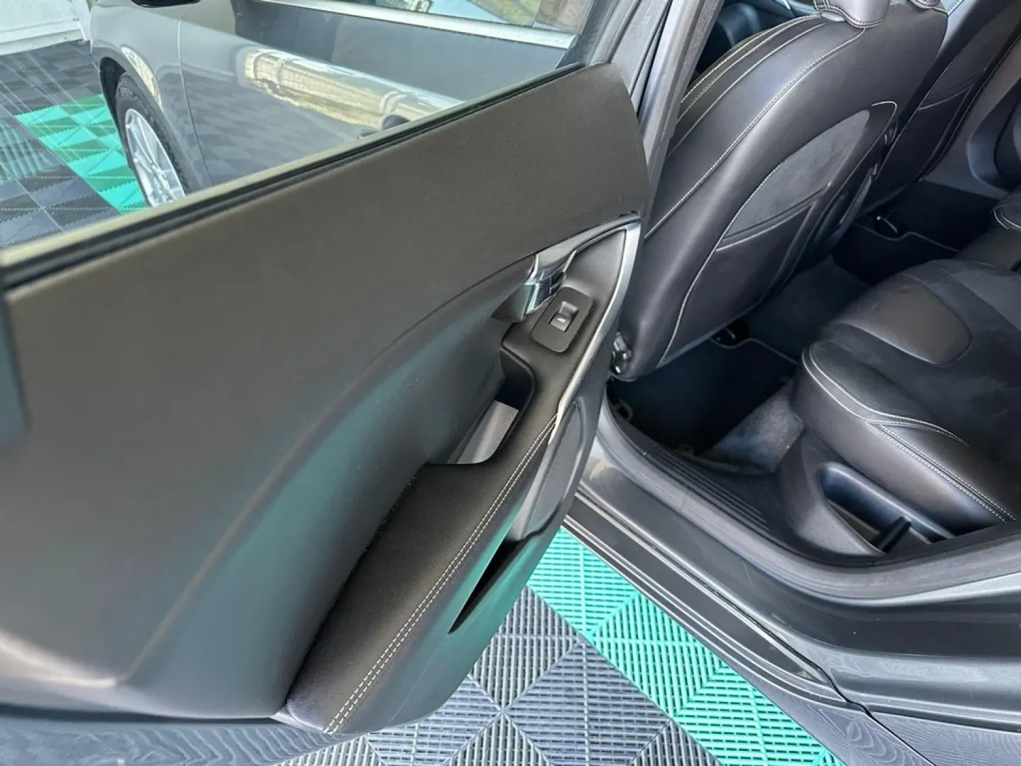 Cumpara/ Vinde online Volvo V40 2015 SH, la cel mai bun pret pentru tine!