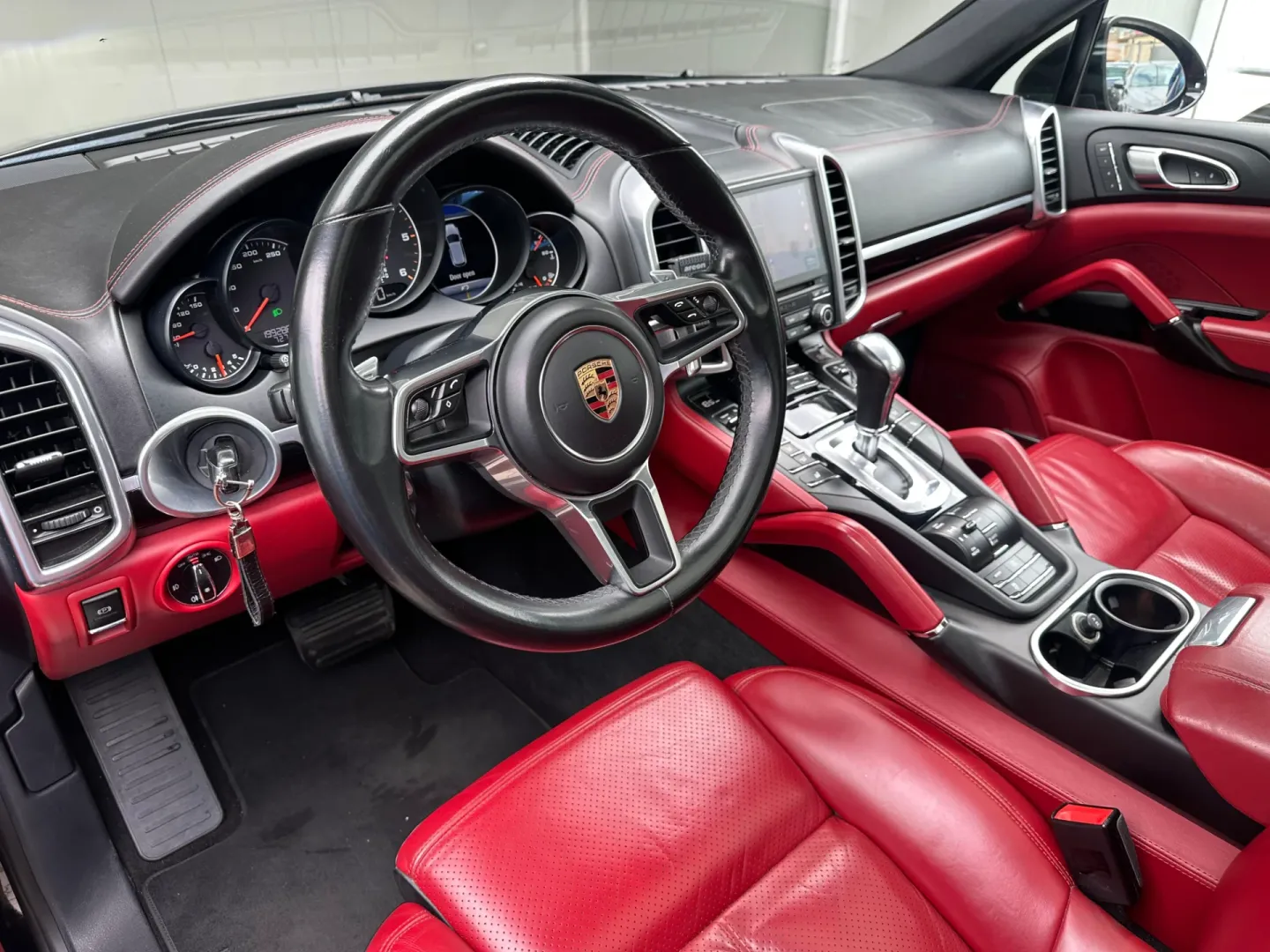 Cumpara/ Vinde online Porsche Cayenne 2017 SH, la cel mai bun pret pentru tine!