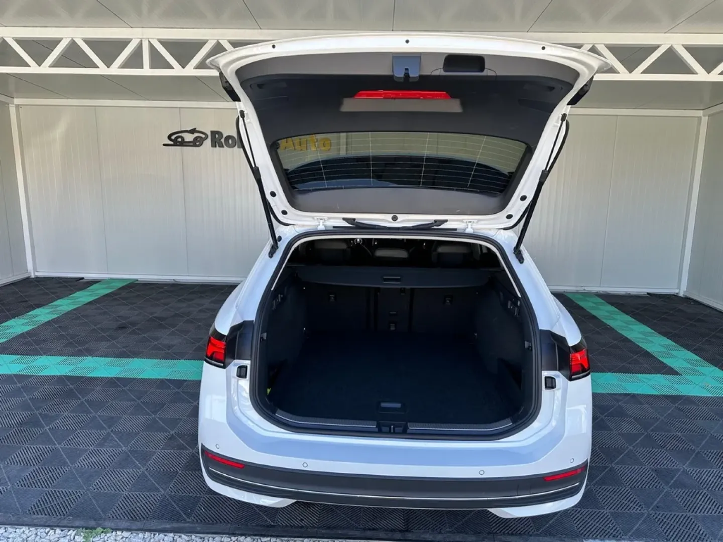 Cumpara/ Vinde online Volkswagen Passat 2025 SH, la cel mai bun pret pentru tine!