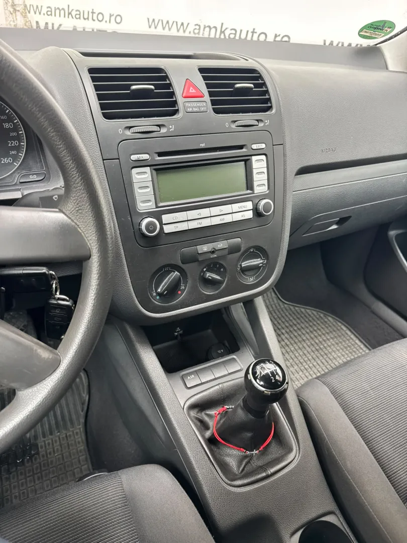 Cumpara/ Vinde online Volkswagen Golf 2004 SH, la cel mai bun pret pentru tine!