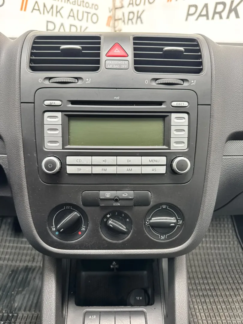 Cumpara/ Vinde online Volkswagen Golf 2004 SH, la cel mai bun pret pentru tine!