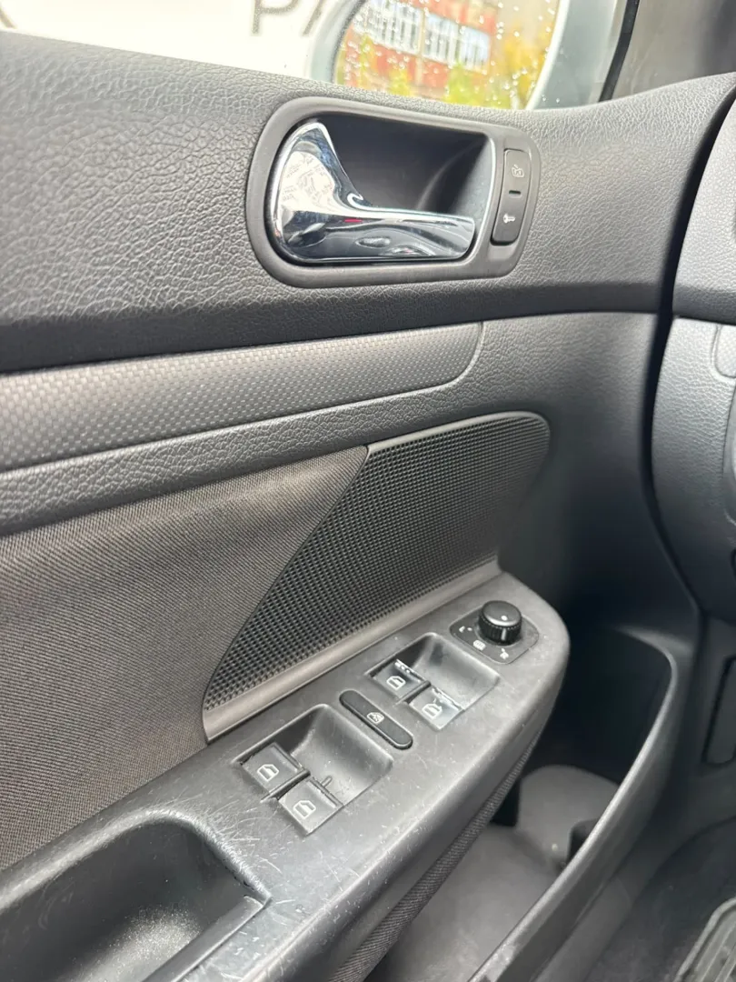 Cumpara/ Vinde online Volkswagen Golf 2004 SH, la cel mai bun pret pentru tine!