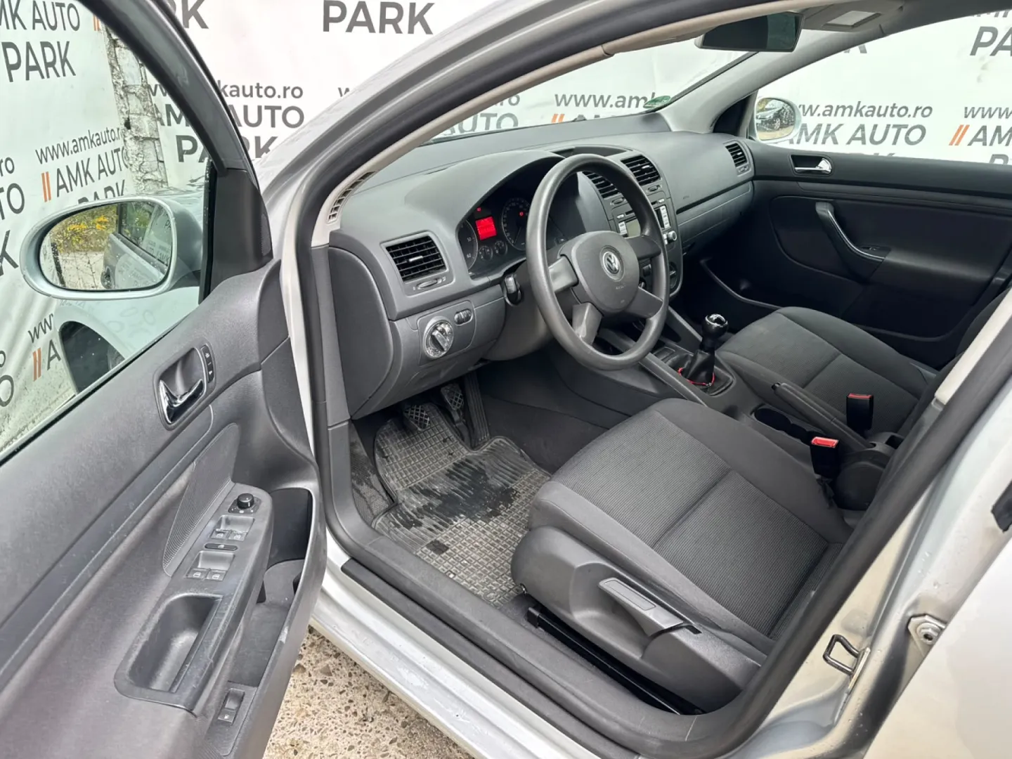 Cumpara/ Vinde online Volkswagen Golf 2004 SH, la cel mai bun pret pentru tine!