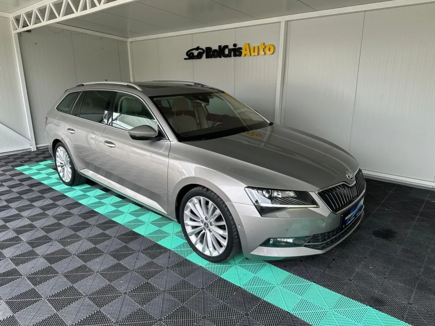 Škoda Superb 2015 diesel, 13.750 € — imagine 20