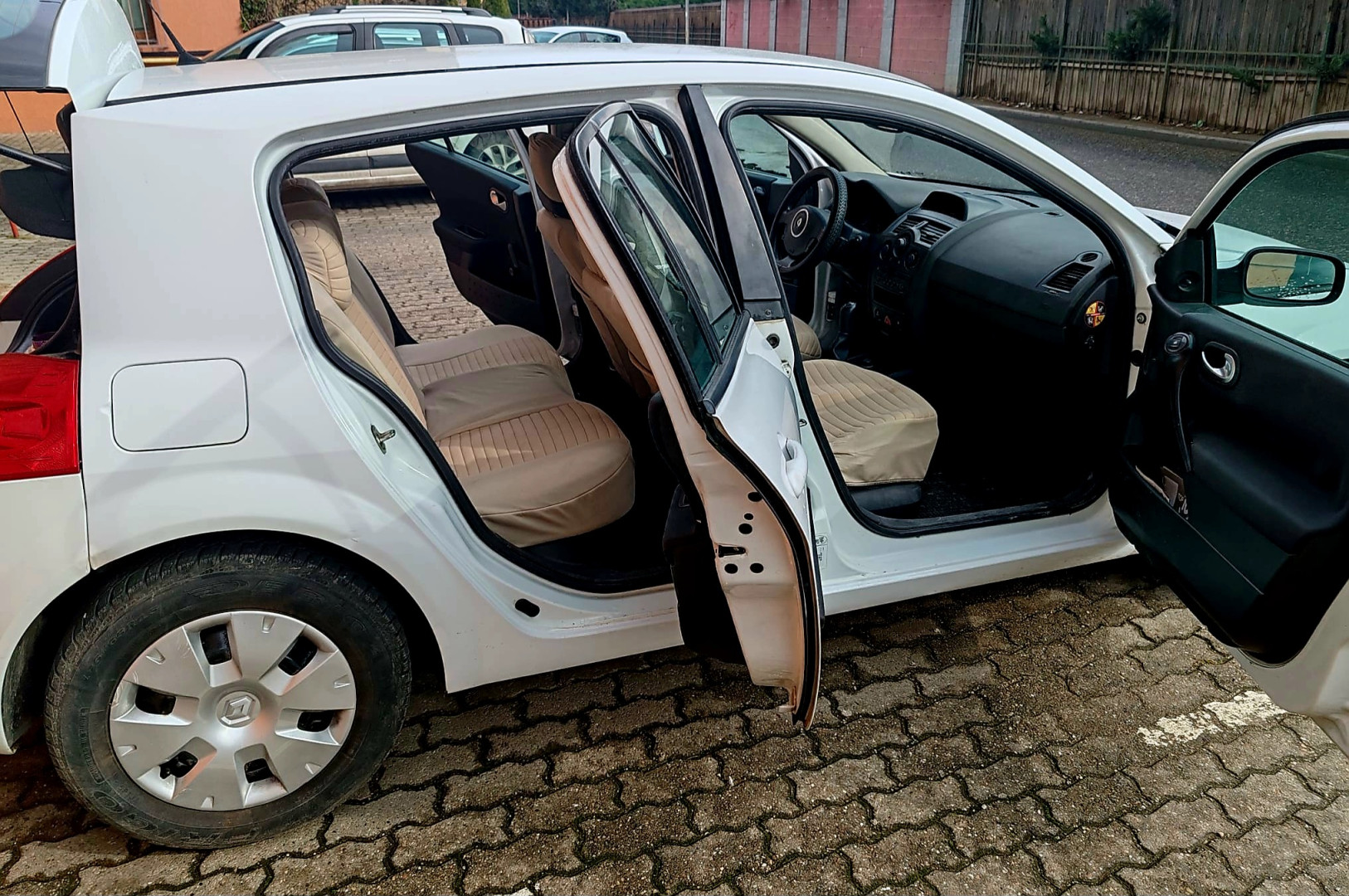 Cumpara/ Vinde online Renault  Megane 2007 SH, la cel mai bun pret pentru tine!